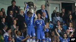 Les joueurs de Chelsea soulevant le trophée de la ligue des champions, Bayern le 19 mai 2012