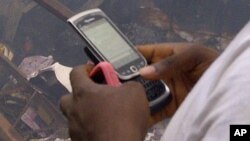 Wani mutum na amfani da wayarsa samfurin Blackberry a Najeriya. 