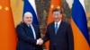 Na ovoj fotografiji koju je objavila novinska agencija Xinhua, u posjeti ruski premijer Mihail Mišustin, lijevo, rukuje se s kineskim predsjednikom Xi Jinpingom prije njihovih razgovora u Pekingu 20. decembra 2023. godine.
