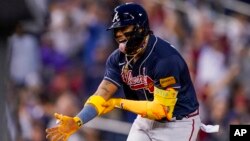 Ronald Acuña Jr., de los Bravos de Atlanta, celebra mientras corre las bases tras batear su jonrón 40 de la temporada ante los Nacionales de Washington en el Nationals Park, el viernes 22 de septiembre de 2023.