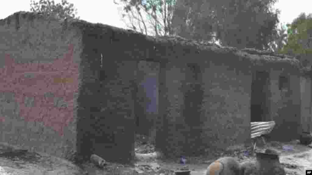 Wasu gidaje da aka kona a harin da ake zaton ‘yan Boko Haram ne suka kaishi a Kawuri dake Maiduguri, Junairu 28, 2014.