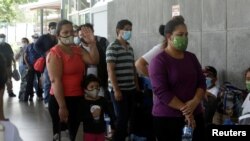 Nicaragüenses hacen fila en la frontera de Peña Blanca, colindante con Costa Rica, para retornar a su país. Archivo. Mayo 21 2020.