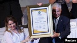 El Presidente electo de Panamá, José Raúl Mulino, recibe de la Presidenta de la Junta Nacional de escrutinio (JNE), Nivia Rossana Castrellon, el certificado que lo instala formalmente como el próximo presidente del país. REUTERS/