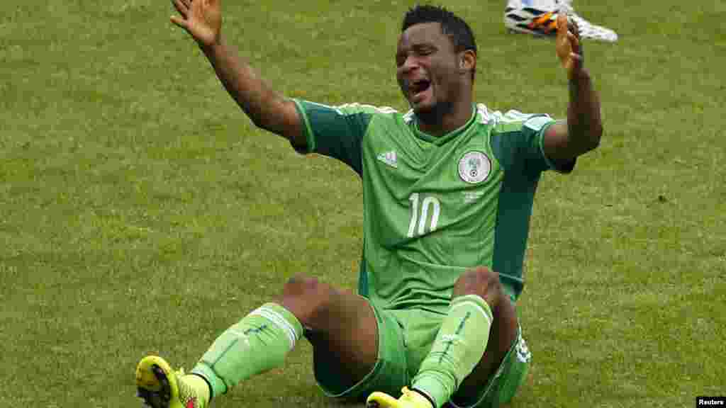 Le Nigérian John Obi Mikel a fait une faute après avoir chuté lors de son match de football du Groupe F de la Coupe du monde 2014 contre l'Argentine au stade Beira Rio à Porto Alegre le 25 juin 2014.