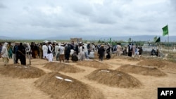 د مرکزي بغلان یو شمیر خلک د خپلو عزیزانو د خښولو پر وخت چې په وروستیو سیلابونو کې مړه شوي