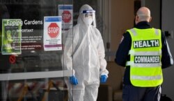 Petugas medis berbicara di depan pintu masuk fasilitas layanan lansia "Epping Gardens" di kawasan suburban Melbourne, Australia, di tengah merebaknya pandemi Covid-19, 29 Juli 2020.