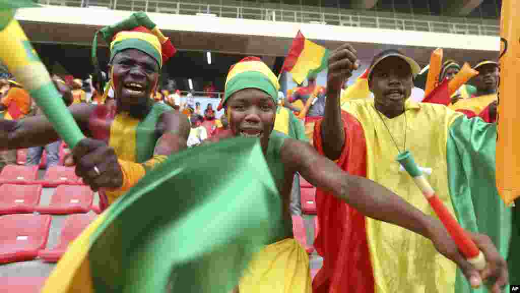 Des supporters de la Guinée applaudissent lors du match de football de la Coupe d'Afrique des Nations Groupe D entre la Guinée et Côte-d'Ivoire dans Estadio de Malabo à Malabo, en Guinée équatoriale, mardi 20 janvier 2015.