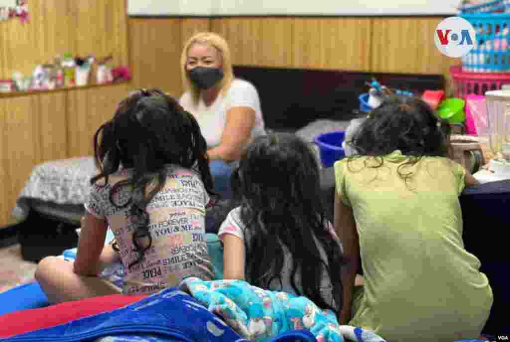 Yulimar Acuña dejó su casa propia en Venezuela porque no tenía cómo alimentar a sus cinco hijas. Ahora, viven todas en una sola habitación en Bogotá.
