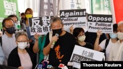 El activista pro-democracia Lee Cheuk-yan habla con los medios de comunicación al llegar a los tribunales de West Kowloon, Hong Kong, el 1 de abril de 2021.