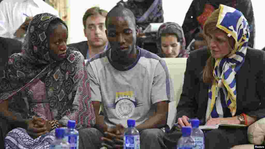 Jakadiyar Amurka a MDD Samantha Power da Fanta Oulen Camara, 24 da Dr. Oulare Bakarya a Conakry, Guinea, Oktoba 26, 2014.