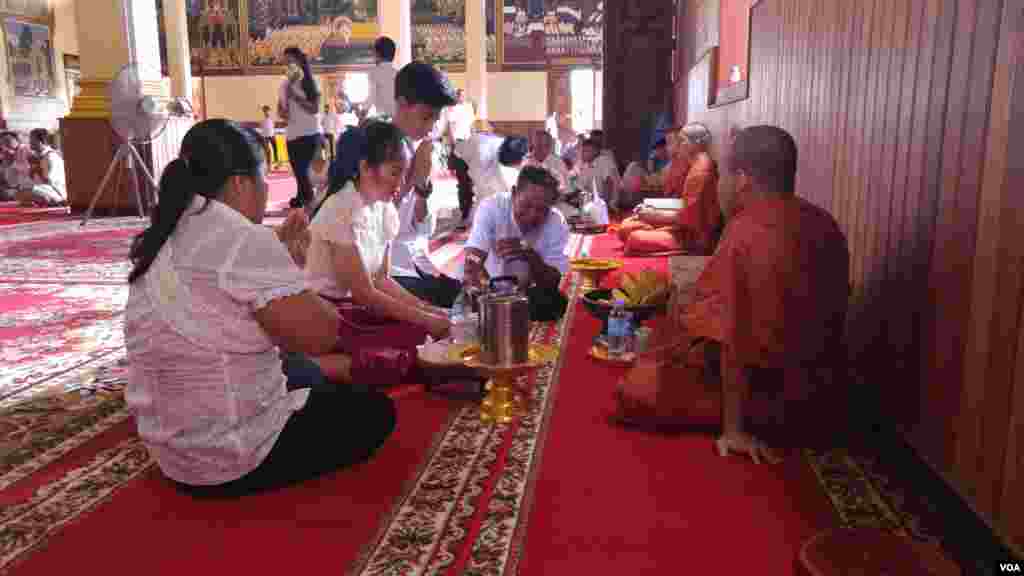 ពុទ្ធសាសនិកប្រគេនចង្ហាន់ដល់ព្រះសង្ឃ នៅក្នុងវត្តបទុមវតីរាជវរារាម (ហៅវត្តបទុម) ក្នុងរាជធានីភ្នំពេញ នៅថ្ងៃកាន់បិណ្ឌទី៥ (ថ្ងៃទី២១ ខែកញ្ញា ឆ្នាំ២០១៦)។ (ប៊ុន ប៉េងហ៊ុយ/VOA)