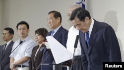 国民党主席马英九为国民党在九合一选举中失利鞠躬致歉 (2014年11月29日)