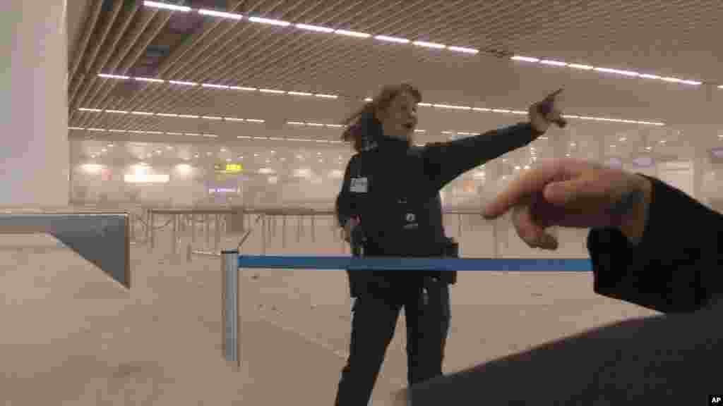 Evacuation d'un terminal à l'aéroport de Bruxelles, le 22 mars 2016.