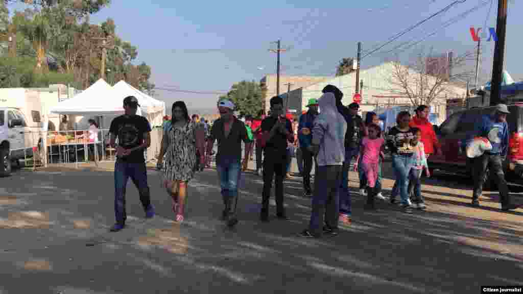 Migrantes, parte de la caravana de centroaméricanos, llegan a Tijuana, México, el martes. Fotografía: Celia Mendoza- VOA