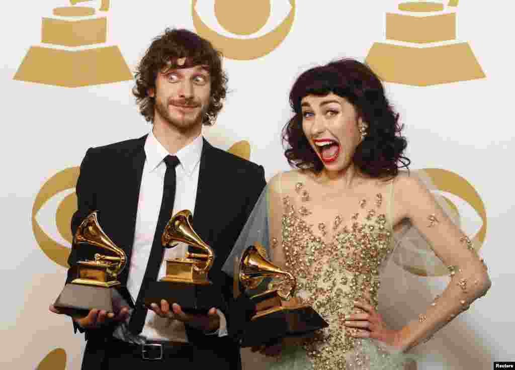 Gotye posa con su premio al Mejor Dúo Pop Best Pop junto a Kimbra, derecha, y por Mejor Album de Música Alternativa. Toma realizada detrás del escenario de los premios Grammy.