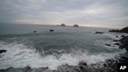 ARCHIVO - Las olas rompen en una playa en Mazatlán, México, el domingo 2 de octubre de 2022.