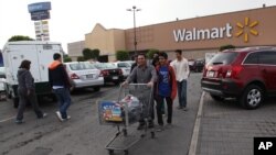Archivo - El gasto de los consumidores representa más de dos tercios de la actividad económica estadounidense.