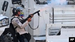 Las movilizaciones opositoras de los últimos días han terminado en enfrentamientos entre manifestantes y los cuerpos de seguridad que han dejado un muerto, decenas de heridos y un centenar de detenidos.
