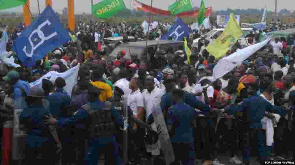 Les supporters d'Etienne Tshisekedi à l'aéroport, pour son arrivée à Kinshasa, le 27 juillet 2016. (Top Congo)