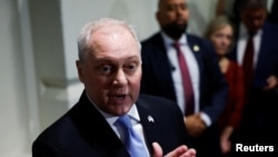 El líder de la mayoría de la Cámara de Representantes, Steve Scalise, habla con los medios mientras anuncia que retira su candidatura a presidente en el Capitolio de Estados Unidos en Washington, Estados Unidos, el 12 de octubre de 2023. [REUTERS]