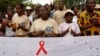 La population participe à la marche de Médecins du monde qui encourage le dépistage du VIH et du Sida près de Cotonou, Bénin, le 1er décembre 2007.