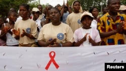 La population participe à la marche de Médecins du monde qui encourage le dépistage du VIH et du Sida près de Cotonou, Bénin, le 1er décembre 2007.