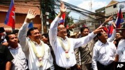 រូបឯកសារ៖ លោក កឹម សុខា និងលោក សម រង្ស៊ី ក្នុងអំឡុងបាតុកម្មមួយរបស់អតីតគណបក្សសង្គ្រោះជាតិនៅរាជធានីភ្នំពេញកាលពីថ្ងៃទី៣០ ខែមីនា ឆ្នាំ២០១៤។