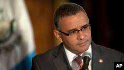ARCHIVO - El presidente de El Salvador, Mauricio Funes, escucha una pregunta durante una conferenca de prensa, en Ciudad de Guatemala, el 13 de febrero de 2012.
