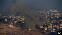 El humo se alza de un ataque aéreo israelí en la población de Kfar Rouman, vista desde la localidad de Marjayoun, en el sur de Líbano, el lunes 23 de septiembre de 2024. 