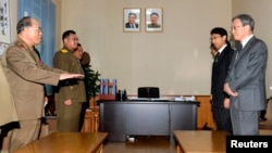 지난 10월 말 평양을 방문한 일본 정부 대표단(오른쪽)이 북한의 서대하 국가안전보위부 부부장(왼쪽) 등 북한 측 관계자들이 회동했다.