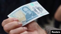 The new polymer 5 pound Sterling note featuring Sir Winston Churchill, is unveiled at Blenheim Palace in Oxfordshire, Britain June 2, 2016. 