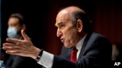 El representante especial del Departamento de Estado para Venezuela, el embajador Elliott Abrams, habla durante una audiencia del Comité de Relaciones Exteriores del Senado en el Capitolio en Washington, el martes 4 de agosto de 2020.