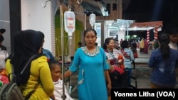 Suasana di RSUD Poso, Sulawesi Tengah kurang dari satu jam setelah gempa 6,9 mengguncang. Karena panik, pasien yang dirawat segera diungsikan ke selasar rumah sakit. (Foto courtesy : VOA/Yoanes Litha-Poso)
