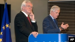 British Secretary of State for Exiting the European Union, David Davis left, and European Union chief Brexit negotiator Michel Barnier participate in a media conference at EU headquarters in Brussels, Oct. 12, 2017.