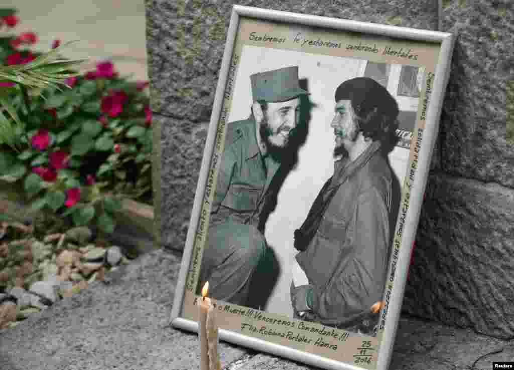 El 9 de octubre de 1967, Ernesto Che Guevara, camarada de armas de Fidel Castro, muere en Bolivia, un revés en la lucha guerrillera que Cuba fomentó en América Latina.