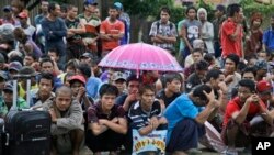 Wasu 'yan Burma da suke aikin kamun kifin dole a matsayin yin bauta