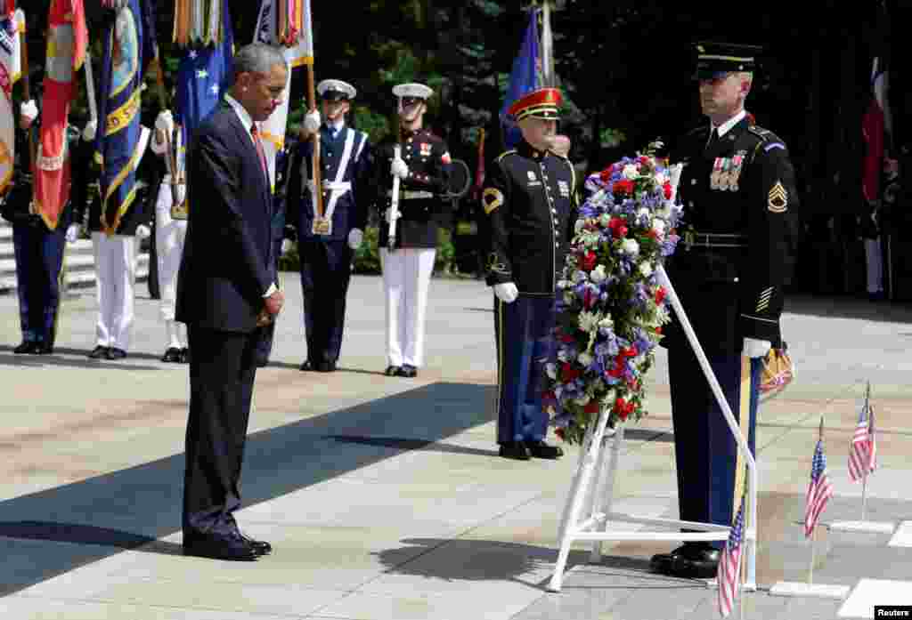 Shugaban Amurka Barak Obama ya sanya furanni a kan kabarin wani soja. 