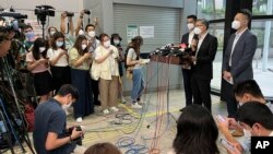 香港保安局副局长卓孝业在移民局举行记者会。（2022年8月19日）