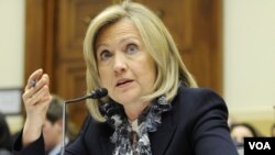 La secretaria de Estado, Hillary Clinton, que por el momento no se tiene información de que Venezuela haya violado las sanciones contra Irán.