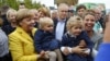 Nemačka kancelarka Angela Merkel u posetu festivalu žetve u Lauterbahu, Nemačka, 23. septembra 2017.