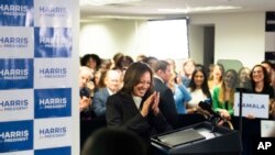 La vicepresidenta Kamala Harris habla en la sede de su campaña en Wilmington, Delaware, el 22 de julio de 2024.