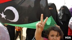 Refugiados libios que huyeron de los disturbios llevan a cabo una protesta contra Moammar Gadhafi en un campo de refugiados cerca de la frontera sur de Libia y Túnez, en el cruce de Dehiba.