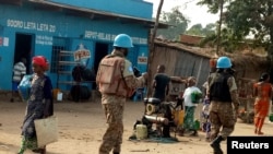 Les Casques bleus de la Monusco patrouillent dans une rue d'Uvira, Sud-Kivu, RDC, le 30 septembre 2017.