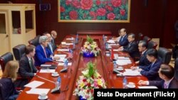 Menlu AS John Kerry berbicara dengan Menlu China Wang Yi dan delegasinya di National Convention Center Vientiane, Laos Senin (25/7).
