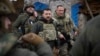 En esta imagen proporcionada por la oficina de presidencia de Ucrania, el presidente de Ucrania, Volodymyr Zelenskyy, en el centro, durante su visita a la región de Zaporiyia, donde se producen intensos combates con tropas rusas, en Ucrania, el domingo 4 de febrero de 2024. 