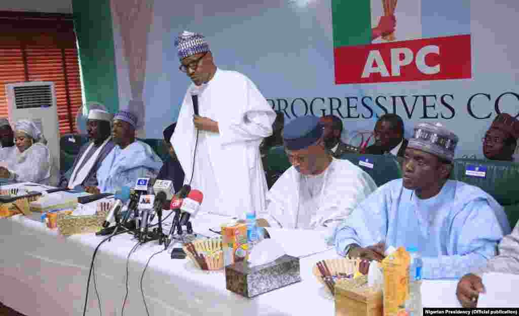 Shugaba Buhari yayin da yake jawabi a taron Shugabannin Jam’iyyar APC a Abuja, zaune a gefe, sauran shugabannin jam'iyyar ne da ke halartar taron