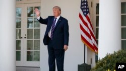 美国总统川普在白宫玫瑰园举行的一次有关税收政策的活动上发表讲话后挥手致意。（2018年4月12日）