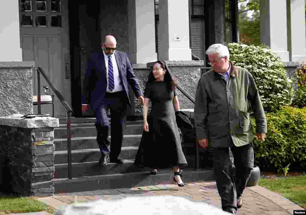 Kanada'da ayak bileğine elektronik kelepçe takılan Huawei şirketinin mali işler müdürü Meng Wanzhou, özel korumalarıyla birlikte Vancouver'daki evinden çıkarken. (8 Mayıs 2019)