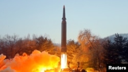 Fotografija lansiranja hipersonične rakete sa nepoznate lokacije koju je prenela državna agencija KCNA