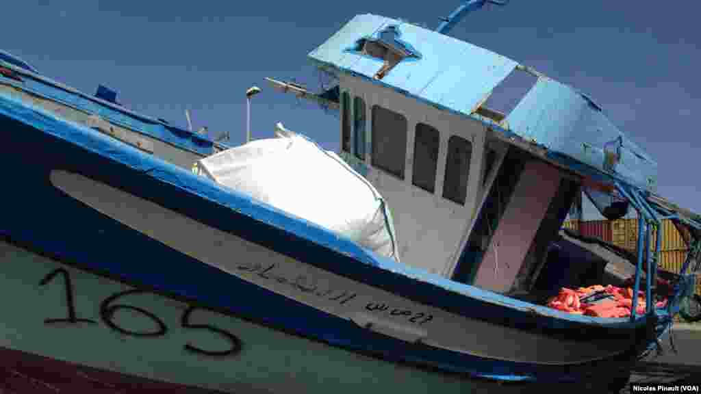 Mémorial en hommage aux victimes qui sont mortes en tentant de rejoindre l'Europe en traversant la Méditerranée sur des embarcations de fortunes, Pozzallo, Sicile, 7 octobre 2015 (Nicolas Pinault/VOA). 